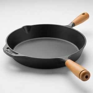 26cm cast-iron pan with wood handle